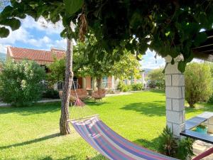 Κήπος έξω από το Asteraki Beach House by DadoVillas