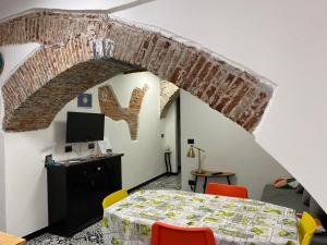 Cette chambre comprend un lit, un bureau et une télévision. dans l'établissement IL MOLO, à Gênes