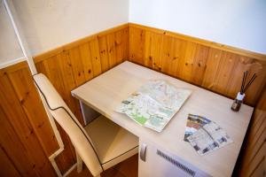 une petite chambre avec une table et une carte dans l'établissement Vacanze In Torre, à Rapolano Terme