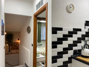 La salle de bains est pourvue d'un mur en damier noir et blanc. dans l'établissement IL MOLO, à Gênes