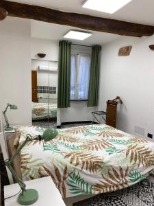 1 dormitorio con cama y espejo en IL MOLO en Génova
