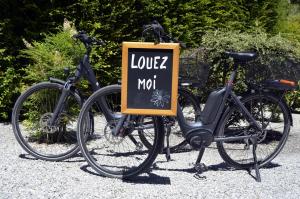 due bici parcheggiate accanto a un cartello che dice "Amore Zero" di Hôtel Les Grillons a Talloires