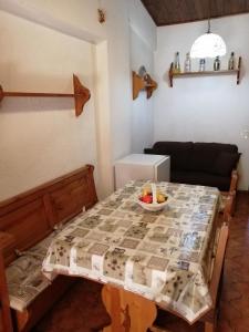 uma sala com uma mesa com uma tigela de fruta em Le Conifere Garden Residence em Filettino