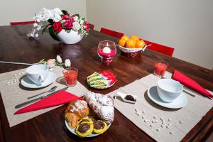 un tavolo in legno con piatti di cibo sopra di B&B La Giostra di Foligno a Foligno