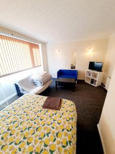 a hotel room with a bed and a window at Rayleigh Town Centre 3 Bedroom Apartment in Rayleigh