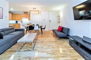 een woonkamer met een bank en een tafel bij Le Théâtral - En plein coeur de l'action avec stationnement in Québec