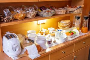 un estante lleno de platos y cestas de comida en Haus Hugo, en Sölden