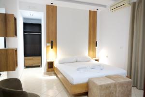 Postel nebo postele na pokoji v ubytování Ksamil Central Park Hotel