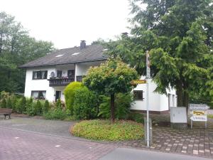 een huis met een straatbord ervoor bij Ferienwohnung am Ententeich in Bad Marienberg