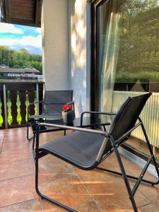 una silla negra y una mesa en el balcón en Ferienwohnung am Ententeich en Bad Marienberg