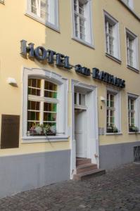 un edificio amarillo con un letrero que lee barandillas del hotel en Hotel am Rathaus, en Heidelberg