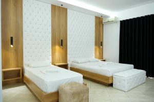 Postel nebo postele na pokoji v ubytování Ksamil Central Park Hotel