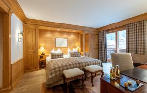 Ένα ή περισσότερα κρεβάτια σε δωμάτιο στο Chalet RoyAlp Hôtel & Spa
