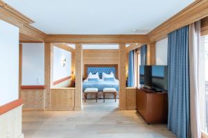 Ένα ή περισσότερα κρεβάτια σε δωμάτιο στο Chalet RoyAlp Hôtel & Spa