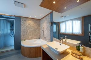 Ένα μπάνιο στο Chalet RoyAlp Hôtel & Spa