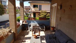 an outdoor patio with chairs and a table and a house at La Casa degli Artisti e del Coworking in Rome