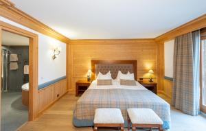 Ένα ή περισσότερα κρεβάτια σε δωμάτιο στο Chalet RoyAlp Hôtel & Spa