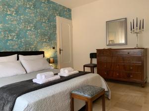 1 dormitorio con cama, tocador y espejo en Holidays Apartment Toti to fulfill your wishes, en Mestre