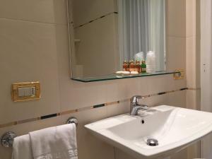 een badkamer met een wastafel en een spiegel bij Genovese Villa Elena Residence in Varazze +14 foto's