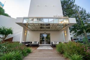 米兰马瑞提那索雷马尔酒店的建筑物入口处