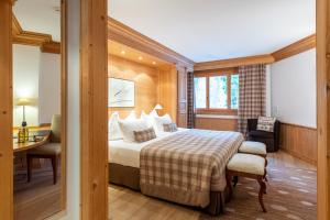 Ένα ή περισσότερα κρεβάτια σε δωμάτιο στο Chalet RoyAlp Hôtel & Spa