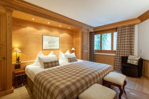 Ένα ή περισσότερα κρεβάτια σε δωμάτιο στο Chalet RoyAlp Hôtel & Spa