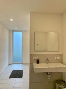 baño con lavabo blanco y ventana en Ferienwohnung Stadtvilla, en Bad Marienberg