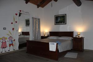 um quarto com uma cama com uma árvore pintada na parede em iCAVA em Rubiana
