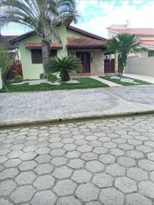 a cobblestone driveway in front of a house at Casa Morada da Praia in Boracéia