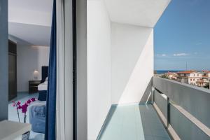 a room with a balcony with a view of the ocean at Rada Siri in Montepaone