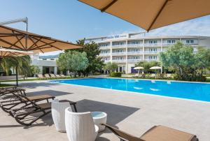 a view of a hotel with a swimming pool at Rada Siri in Montepaone