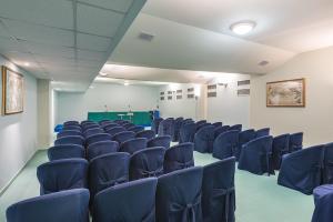 an empty room with blue chairs in a classroom at Rada Siri in Montepaone