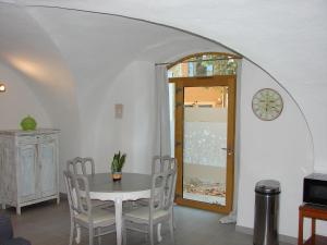 a dining room with a table and chairs and a door at Appartement tout confort 2-4 personnes Joyeuse-ARDECHE in Joyeuse +11 photos