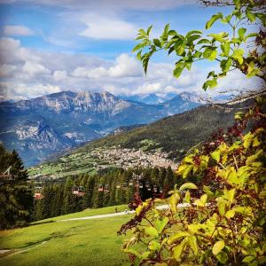 einen Blick auf ein Tal mit Bergen in der Ferne in der Unterkunft Trentino Apartments - San Lorenzo in Folgaria