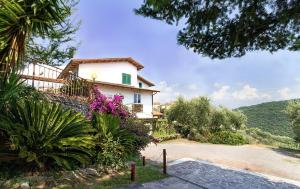 una casa su una collina vicino a un vialetto di Albergo Serena a Lerici