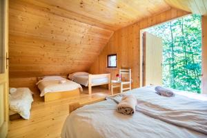 Кровать или кровати в номере Miha lodge - Mihčevo pleče