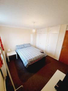 A bed or beds in a room at 4 Bedroom Thundersley Apartment