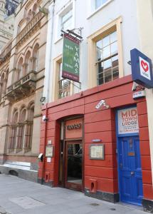 een rood gebouw met blauwe deuren op een straat bij Midtown Lodge in Nottingham