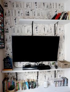 En tv och/eller ett underhållningssystem på Midtown Lodge