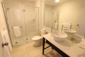 een badkamer met een wastafel, een toilet en een douche bij Hotel Classique in Québec