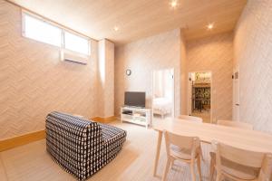 sala de estar con mesa, sillas y TV en Morihiro-biuilding 守弘ビル #MIYx, en Ichikawa