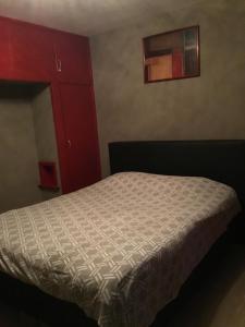 Schlafzimmer mit einem Bett und einem roten Schrank in der Unterkunft Residentie Casino Kursaal in Ostende