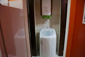 ein Badezimmer mit einem Waschbecken und einem Mülleimer in der Unterkunft CABANAS PARA ALUGUEL de TEMPORADA EM BOMBINHAS perto da praia in Bombinhas + 42 Fotos