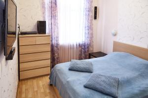 ヴィボルグにあるJ&N APARTMENTS Ленинградскийのベッドルーム(青いベッド1台、窓付)