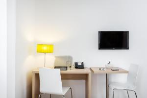 TV a/nebo společenská místnost v ubytování Aparthotel Adagio Access Paris Clichy