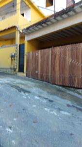 un aparcamiento vacío junto a una valla de madera en Casa familiar, en Angra dos Reis