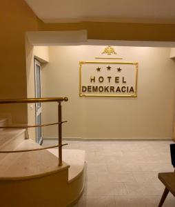Vottorð, verðlaun, skilti eða annað skjal til sýnis á Hotel Demokracia