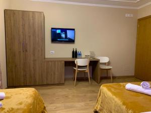 Rúm í herbergi á Hotel Demokracia