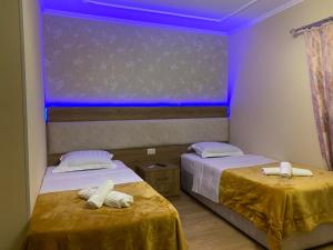 Rúm í herbergi á Hotel Demokracia