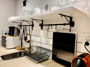 Kuchnia lub aneks kuchenny w obiekcie Cozy Studio with mezzanine - Old Town, Kazimierz
